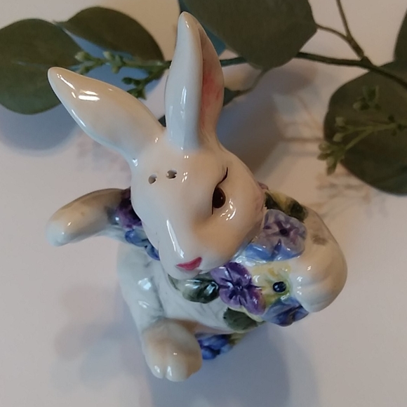 Easter Bunny rabbit set of salt and pepper - Picture 4 of 11